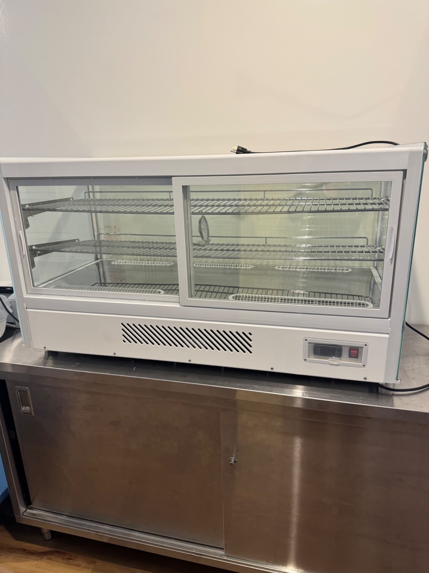 Avantco 193BC36HCW – 36" Refrigerated Countertop Bakery Display Case